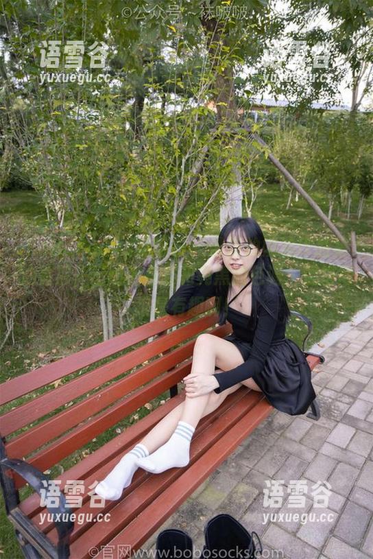 BoBoSocks袜啵啵 - 最新的奶油作品集油亮黑，运动的身姿和亮黑的色调，混搭得很是有趣啊！
