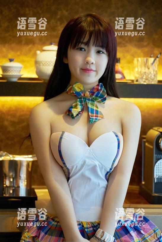 TuiGirl推女郎 - 纯小希的泳池在线写真：她的优雅，像水面的一丝涟漪，轻轻荡漾开来。
