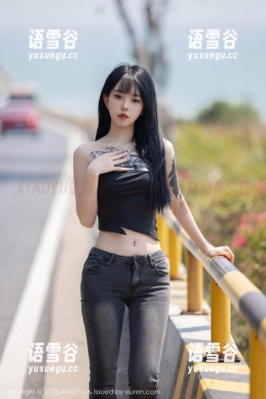 XIAOYU语画界 - 条纹黑丝吊袜图集：程程程的私拍惹火日常