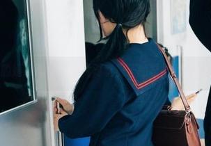 Zia(지아)的婚纱写真，照片对着镜子的时候我突然想到炸鸡…