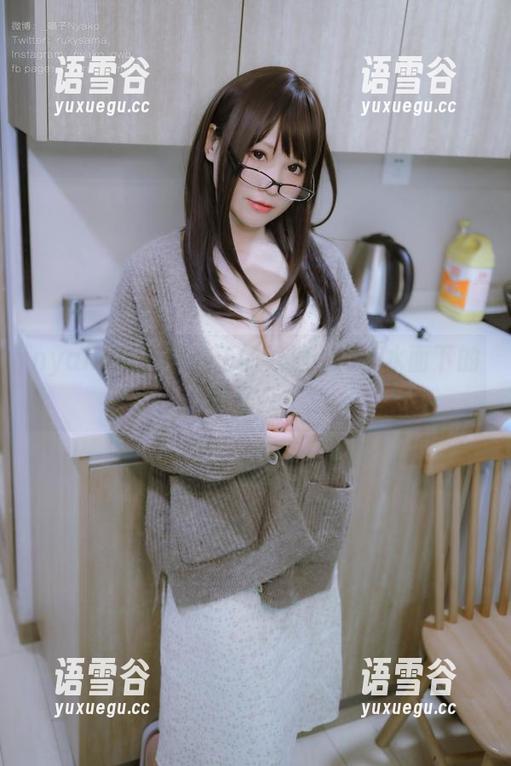 nyako喵子大魔王的泳池cos，水面下的猫耳朵？