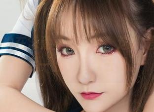 丽柜 – 她在泳池里的图片，这才是小璐璐的另一面，下载去吧。