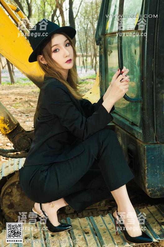 丽柜 - 迷失在桃子高清泳装写真里，一不小心就被美色淹没。