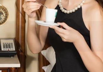 克拉女神 – 在薇薇的裸足文章中，观看的不只是她的姿态，还有那份自在。