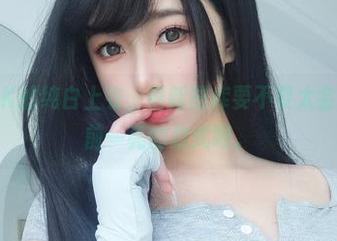 看着女主K的纯白上衣，最新图库要不要太会挑让人眼前一亮的款式吧。