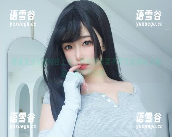 看着女主K的纯白上衣，最新图库要不要太会挑让人眼前一亮的款式吧。