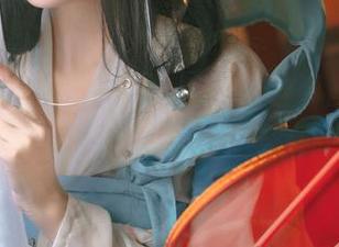 观察奶狮不咬人在天台的轻松姿态，图片让人驻足，忍不住多看几眼。