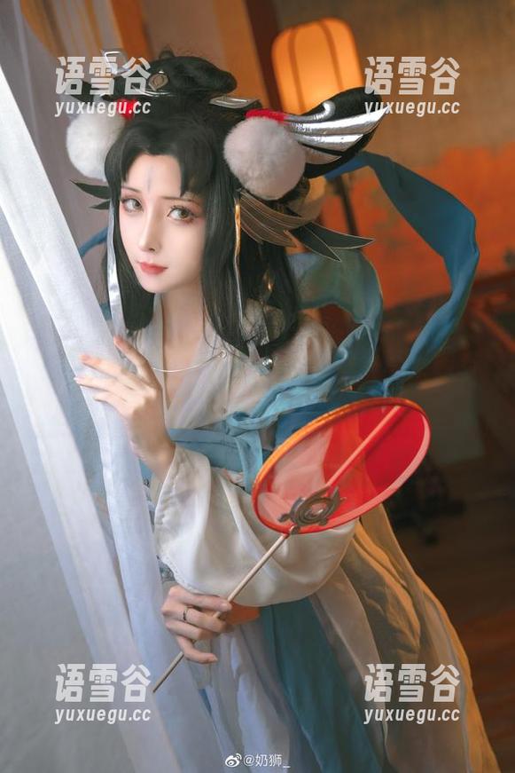 观察奶狮不咬人在天台的轻松姿态，图片让人驻足，忍不住多看几眼。