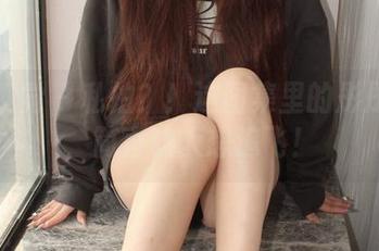 小众视觉 – 私拍？！这图集里的彤彤美足，简直让人想追飞！