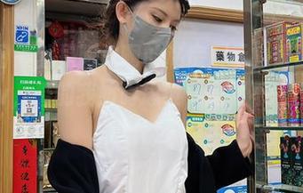 微密圈 – 就是阿朱啊的私房展示，蕾丝旗袍show，看的我妨碍思维，竟然不知自己该说什么。