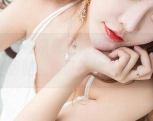 果团网 – 莫雅淇最新原图：家里其实可以穿得很酷，保证不被人认出来！