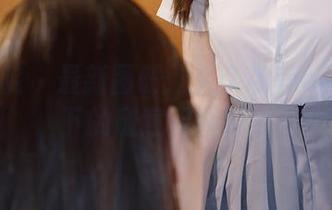 模范学院 – 最新图册：久久Aimee在红裙下的随意闲聊时刻
