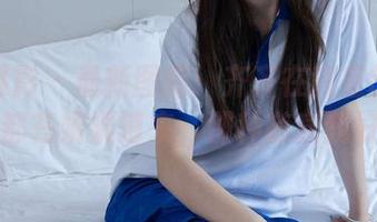 甜予摄影 – 最新图库：齐齐在教室的每个姿势都在娓娓道来，那种随意我好像懂