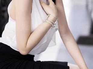 秀人网 – Miko酱的作品：定制一致性的制服，真会玩！