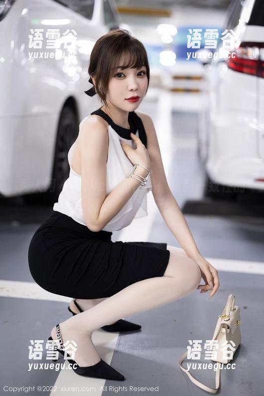 秀人网 - Miko酱的作品：定制一致性的制服，真会玩！