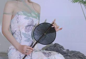 秀人网 – 在线注意到余虞酱的吊带，想问她穿的每一条都是独特设计吗？