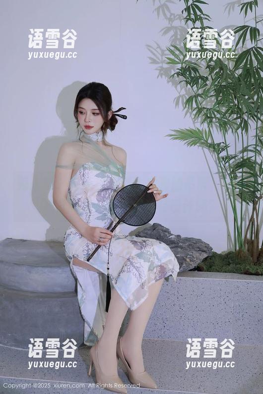 秀人网 - 在线注意到余虞酱的吊带，想问她穿的每一条都是独特设计吗？