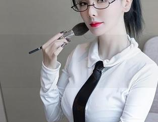 秀人网 – 草莓mm的短裤，不只是图库中的一个图片，下载后你就是主角！