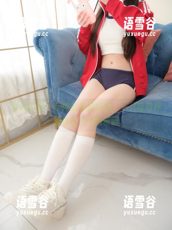 紧急企划-一只喵喵梓 紧急企划 - 车内的私拍场景,一只喵喵梓的白丝与风的低语