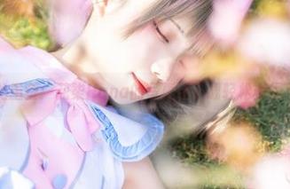 白衬衫的重塑：花柒Hana的写真让下载轻松变得不普通。