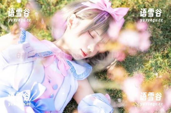 白衬衫的重塑：花柒Hana的写真让下载轻松变得不普通。