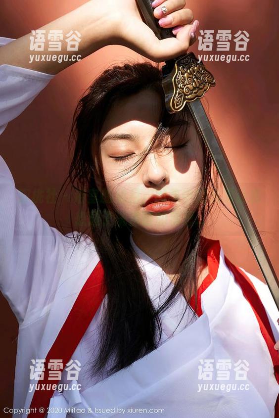 蜜桃社 - 浴室的初月，图集中的水雾让我想起了洗澡时的深思...