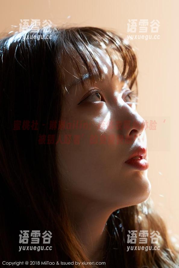 蜜桃社 - 琳琳ailin：连体衣带你体验‘被别人盯着’的免费快感！
