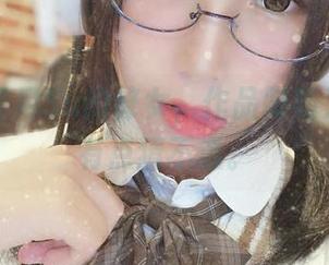 看到了逐月Su的修女，作品明亮又朦胧，有点猜不透。