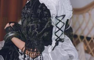 就在这里，里见年一的网袜写真集更新，宛如黑色迷雾中的暗流。
