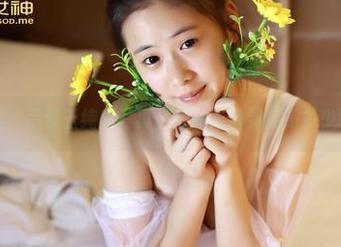青豆客 – 吕梦玉纯白写真，想知道她到底是多少吨白？