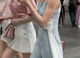 魔镜街拍 – 小心旁边的盆友，别被婷婷的白色吊带连衣裙和那双黑丝腿勾走魂了，这组照片必定撩动心弦！