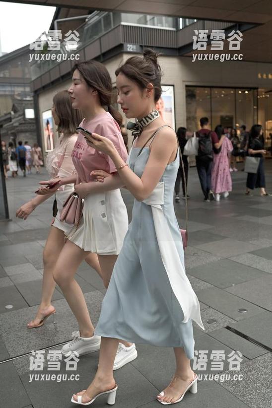 魔镜街拍 - 小心旁边的盆友，别被婷婷的白色吊带连衣裙和那双黑丝腿勾走魂了，这组照片必定撩动心弦！
