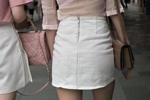 魔镜街拍 – 偷偷升温：OL黑丝美女婷婷的精选工作空间