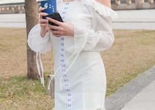 魔镜街拍 – 你见过玲玲的车展福利吗？没有人陪也得乐，一个人的作品也是海量欢乐！