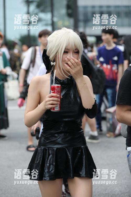 魔镜街拍的私拍，不一样的黑丝展会模特太撩了